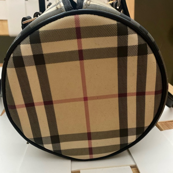 Authentic Burberry barrel bag $2000 - Picture 9 of 12